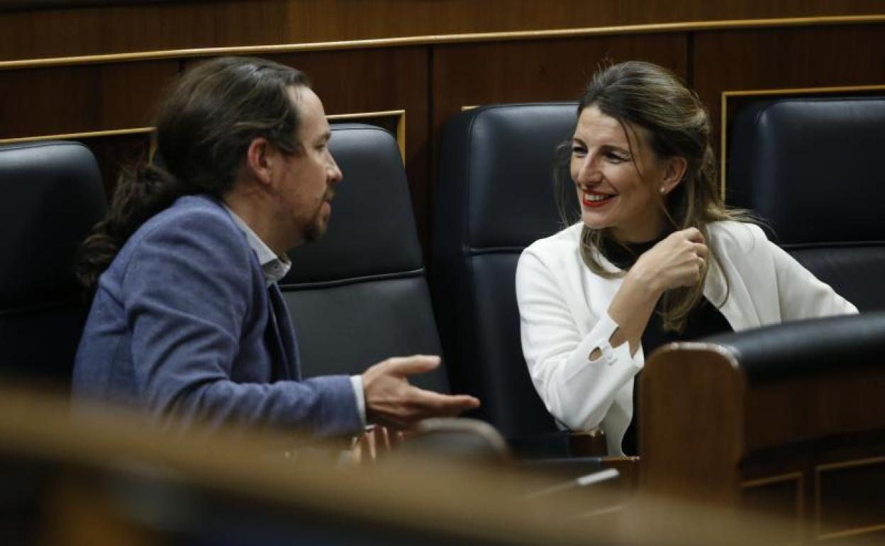 El vicepresidente segundo del Gobierno, Pablo Iglesias, con la ministra de Trabajo, Yolanda Díaz, ayer en el Congreso 