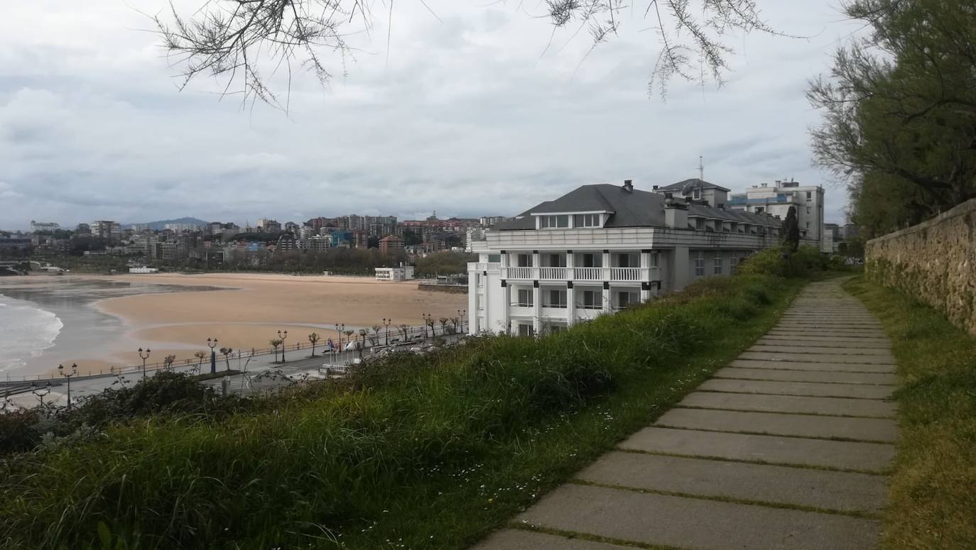 Imágenes de la zona de El Sardinero en este Viernes Santo.