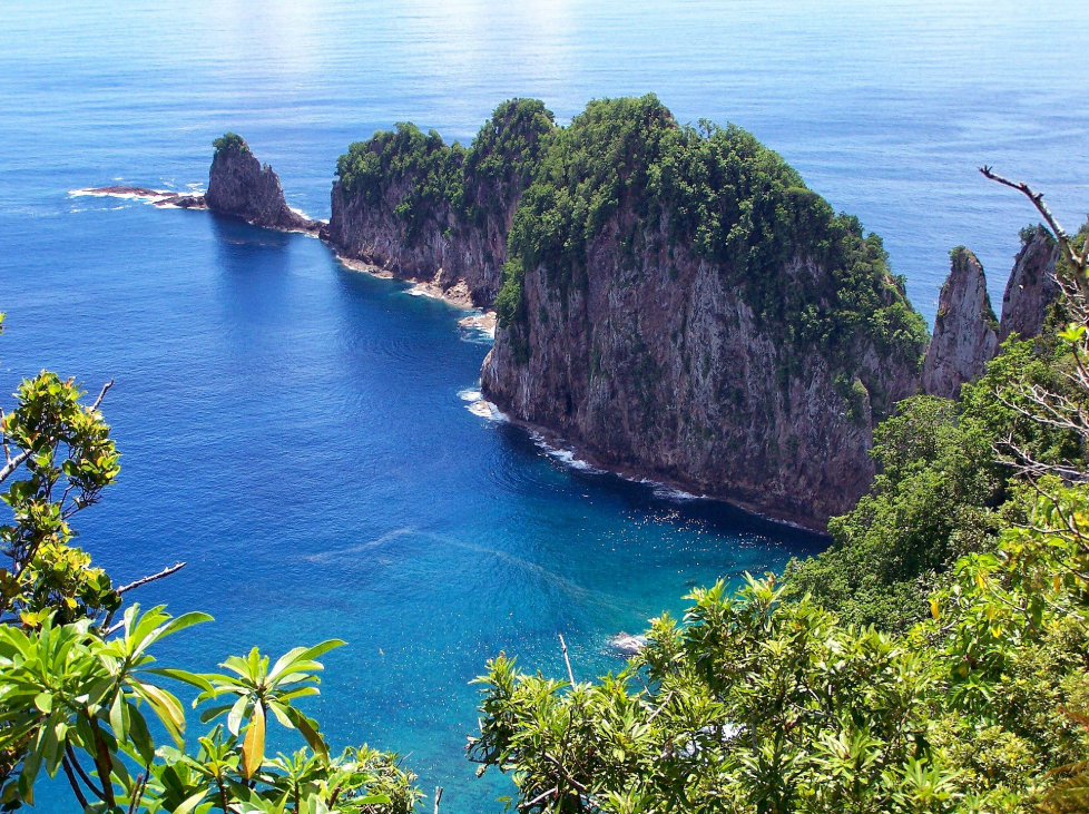 Samoa | Es un país que abarca el grupo más occidental del archipiélago de Samoa, en la Polinesia. Muchas de sus islas tienen playas bordeadas de arrecifes e interiores escabrosos cubiertos de bosques tropicales con desfiladeros y cascadas.