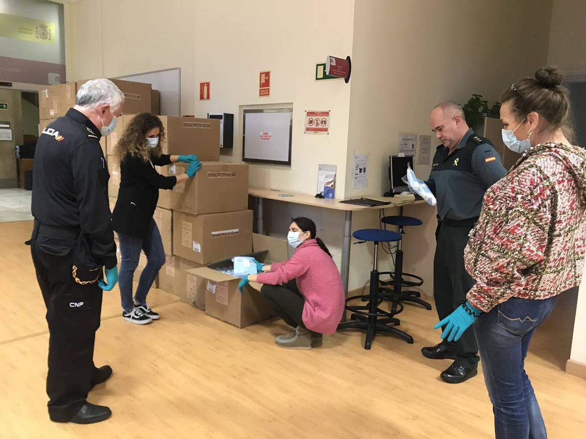 Fotos: Llegan las mascarillas que se repartirán en autobuses y trenes