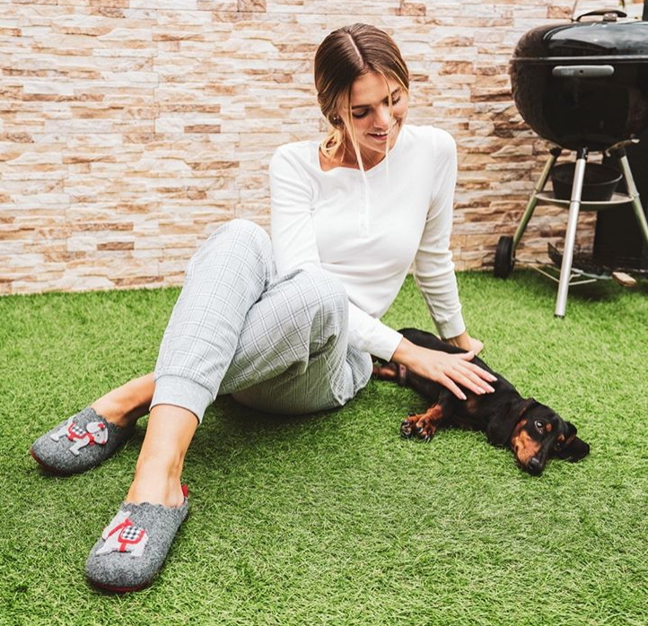 Zapatillas de casa. Nunca las encontramos en las selección del armarios cápsula, tampoco como calzado imprescindible y, por supuesto, no entra dentro las tendencias de la temporada pero estos días, sin duda, las denominadas las zapatillas de casa se han convertido en los grandes aliadas, en todos los colores, modelos y formas.