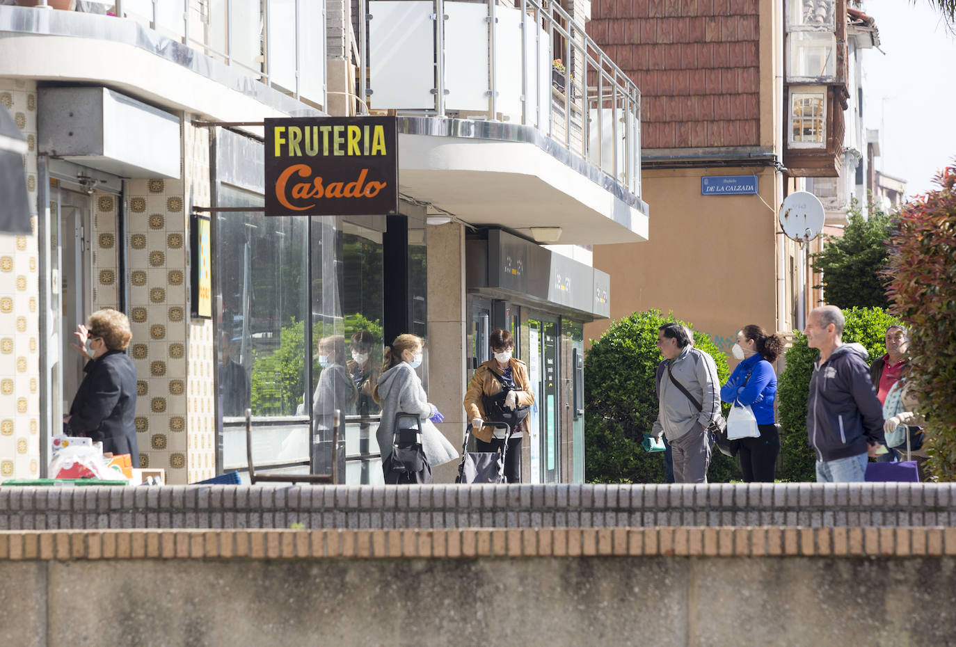 Las calles de General Dávila se llenaron ayer de vecinos para realizar sus compras tras dos jornadas festivas con las tiendas cerradas