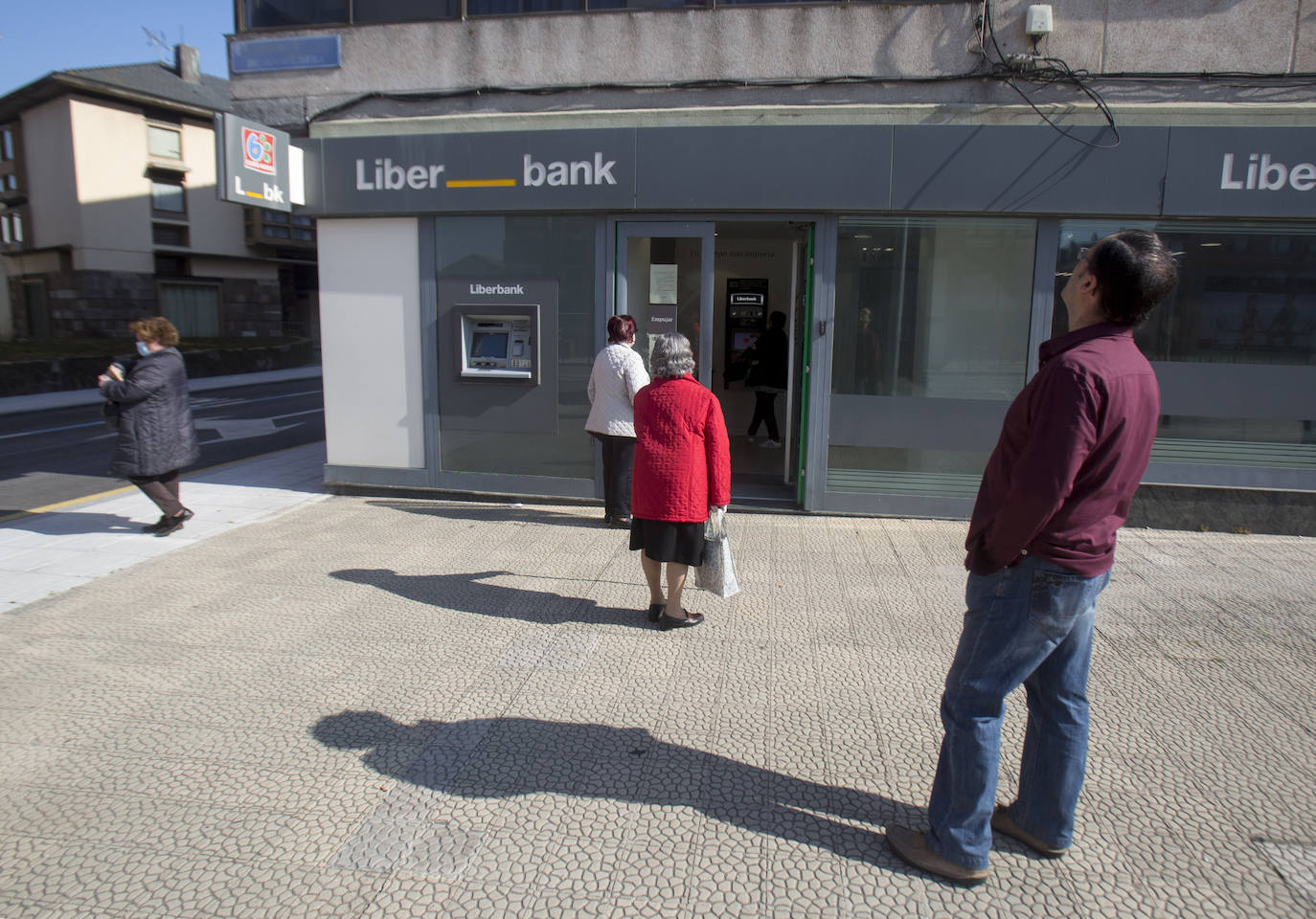 Las calles de General Dávila se llenaron ayer de vecinos para realizar sus compras tras dos jornadas festivas con las tiendas cerradas