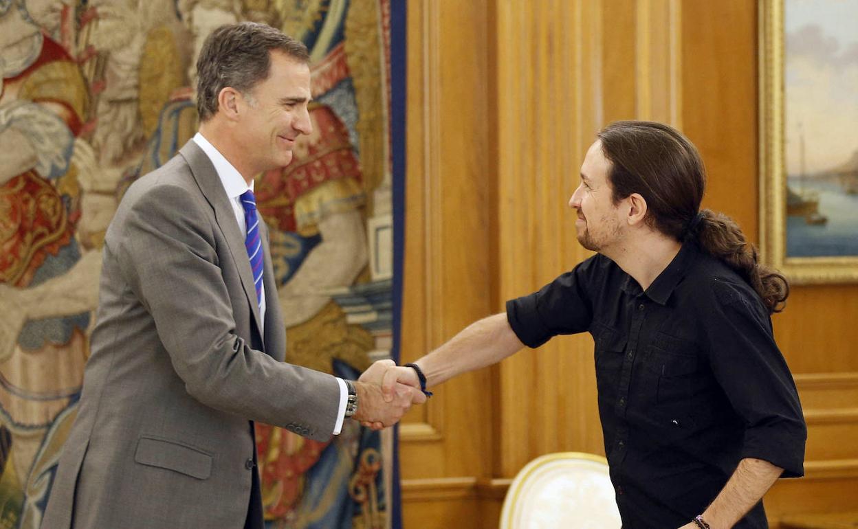 Felipe VI y Pablo Iglesias, en una audiencia en Zarzuela. 