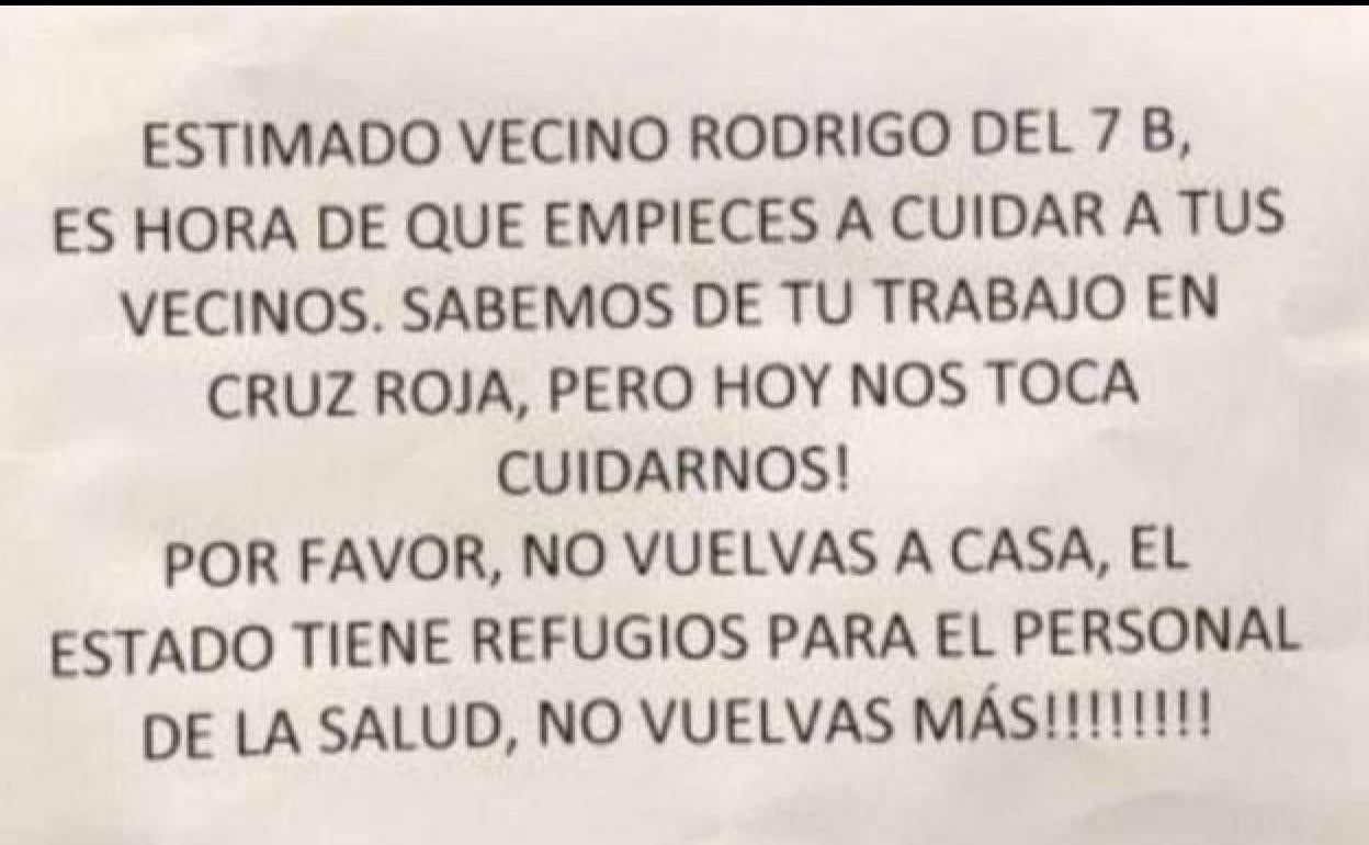 Uno de los mensajes aparecidos en las comunidades de vecinos contra los sanitarios.