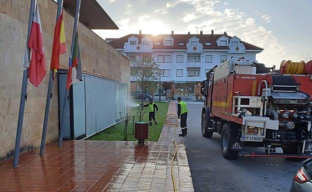 La UME prosigue las desinfecciones de centros de salud en Ampuero, Meruelo y Santoña