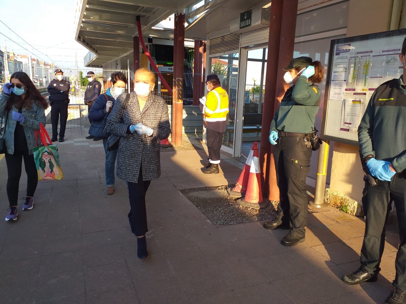 Fotos: Reparto de mascarillas en Cantabria para los usuarios del transporte público