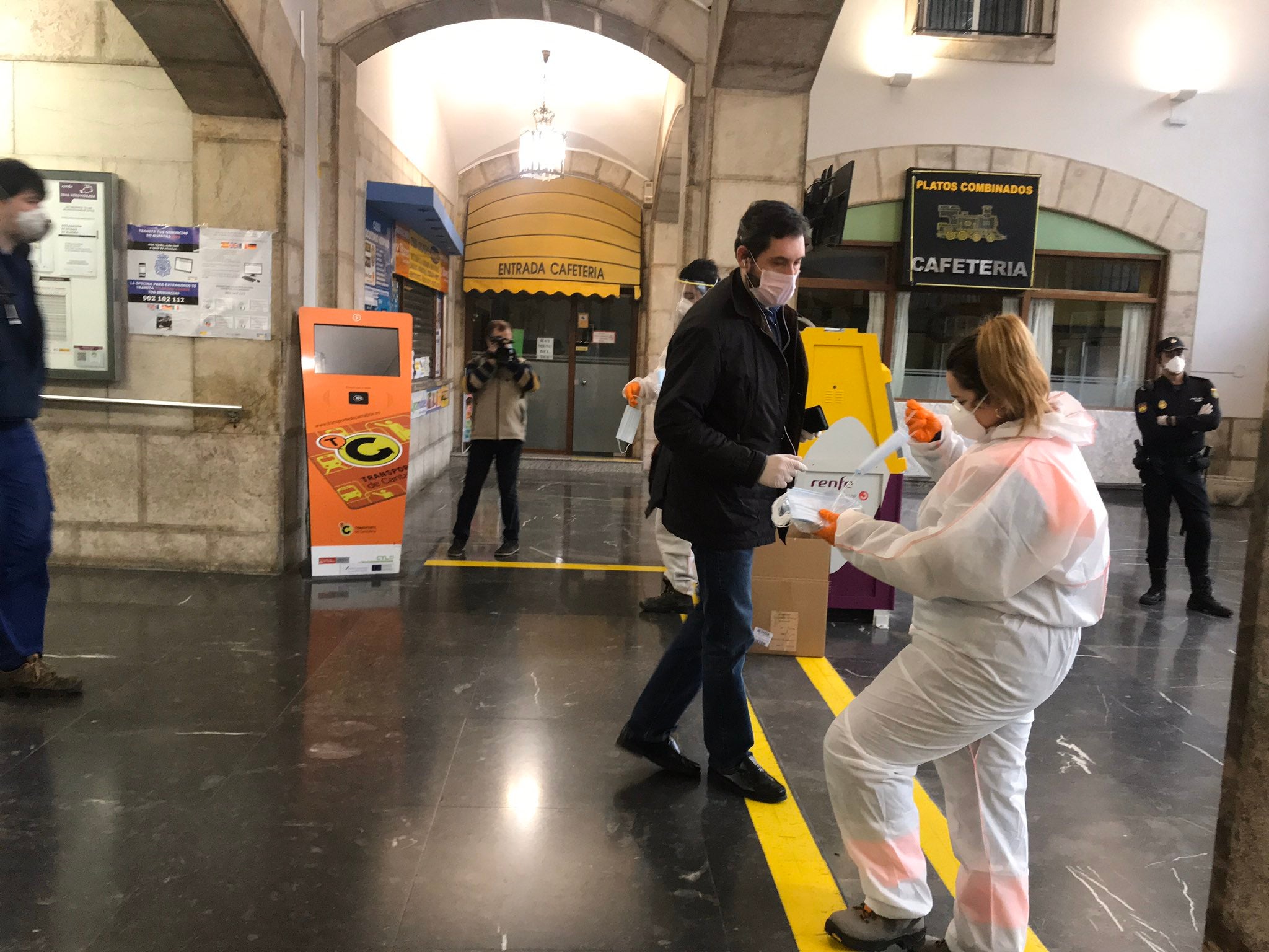 Fotos: Reparto de mascarillas en Cantabria para los usuarios del transporte público