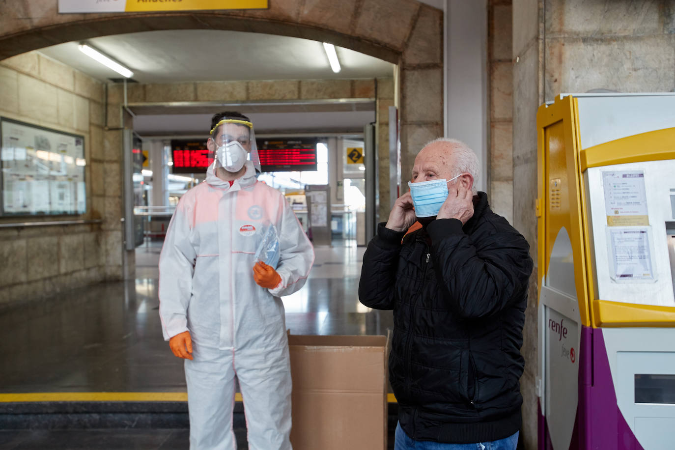 Fotos: Reparto de mascarillas en Cantabria para los usuarios del transporte público