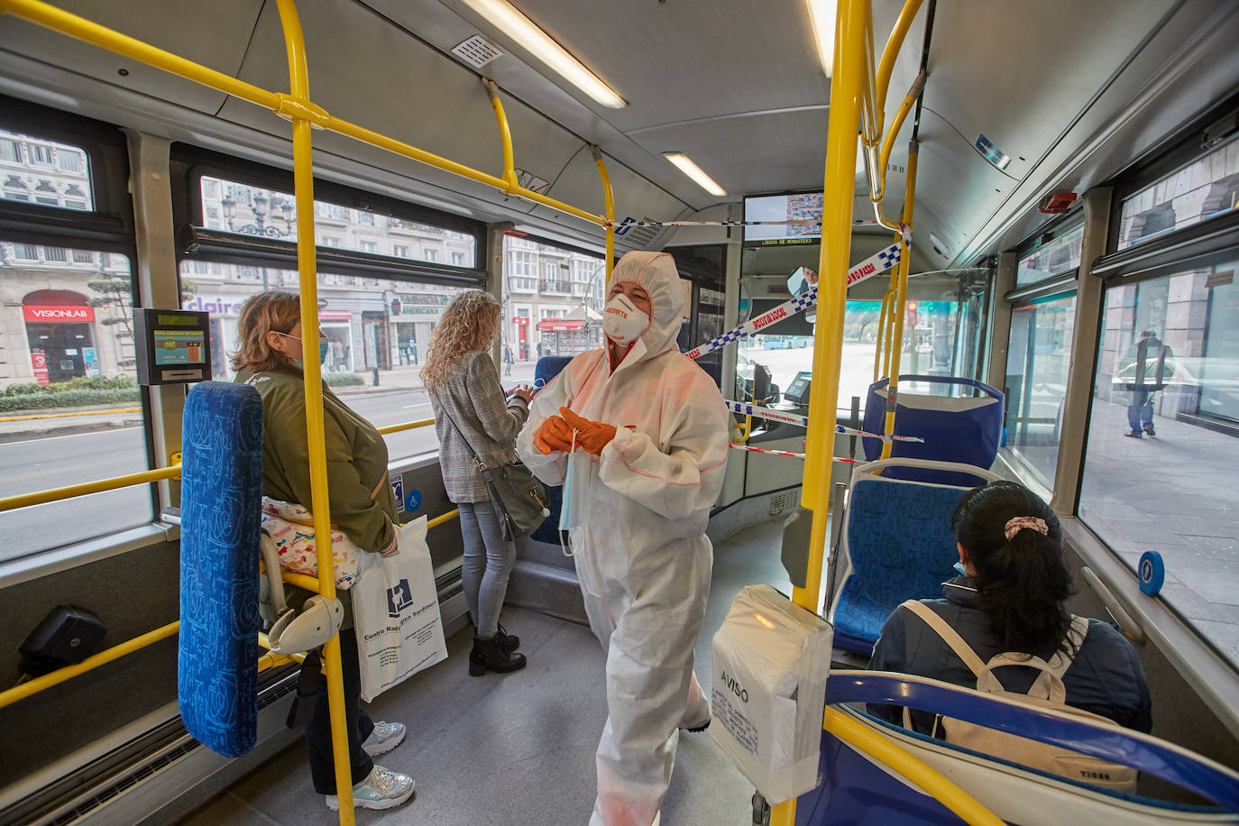 Fotos: Reparto de mascarillas en Cantabria para los usuarios del transporte público