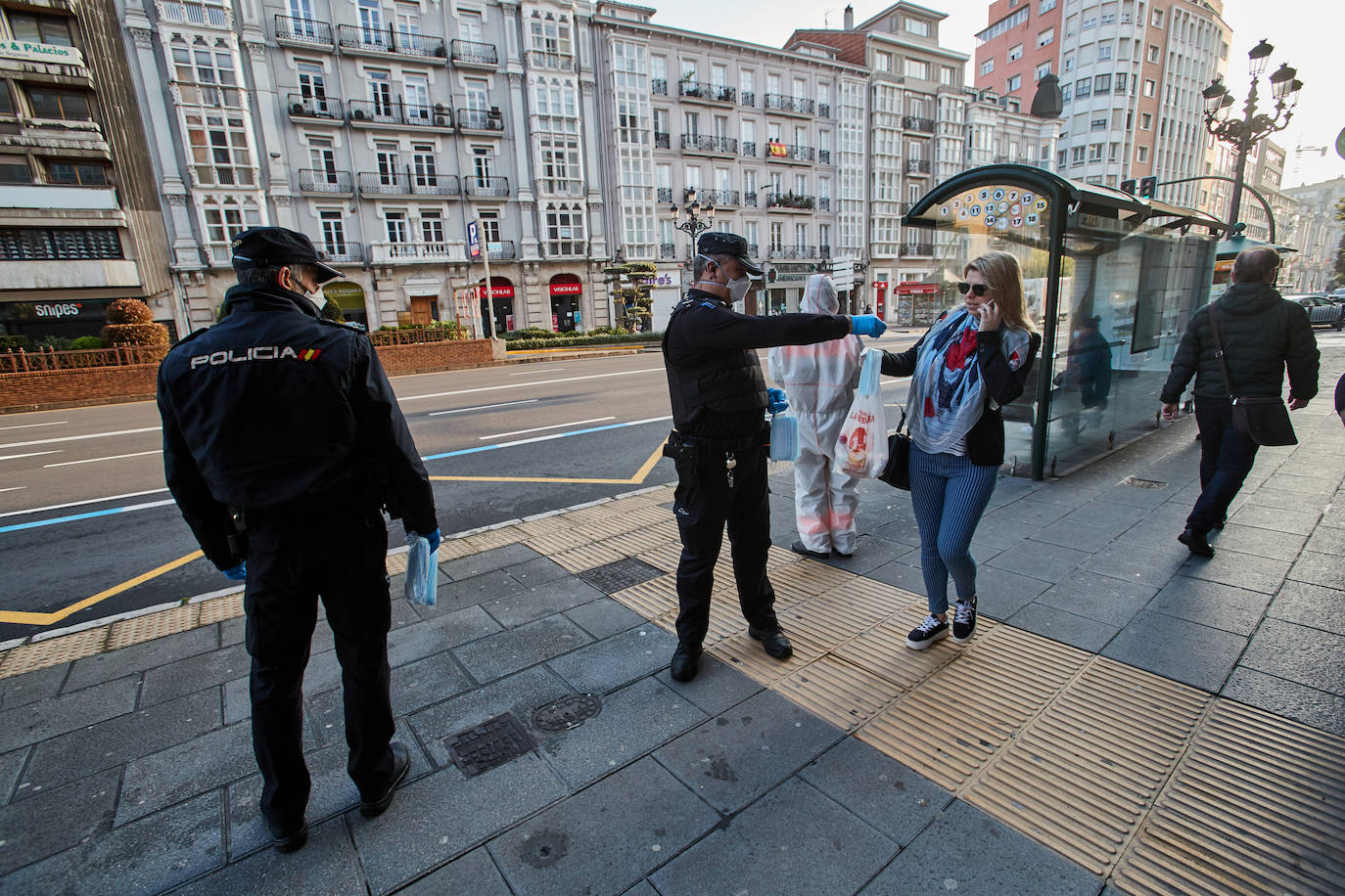 Fotos: Reparto de mascarillas en Cantabria para los usuarios del transporte público