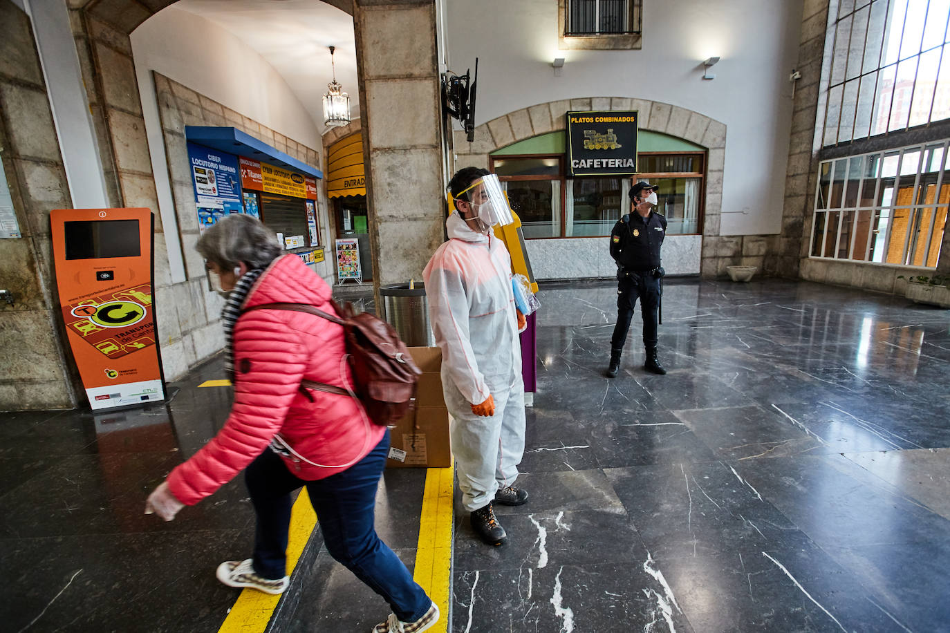 Fotos: Reparto de mascarillas en Cantabria para los usuarios del transporte público