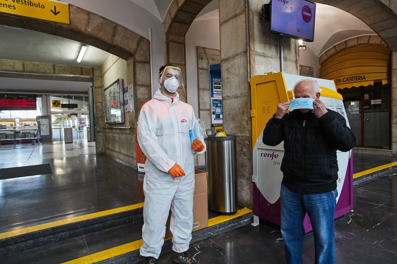 Fotos: Reparto de mascarillas en Cantabria para los usuarios del transporte público