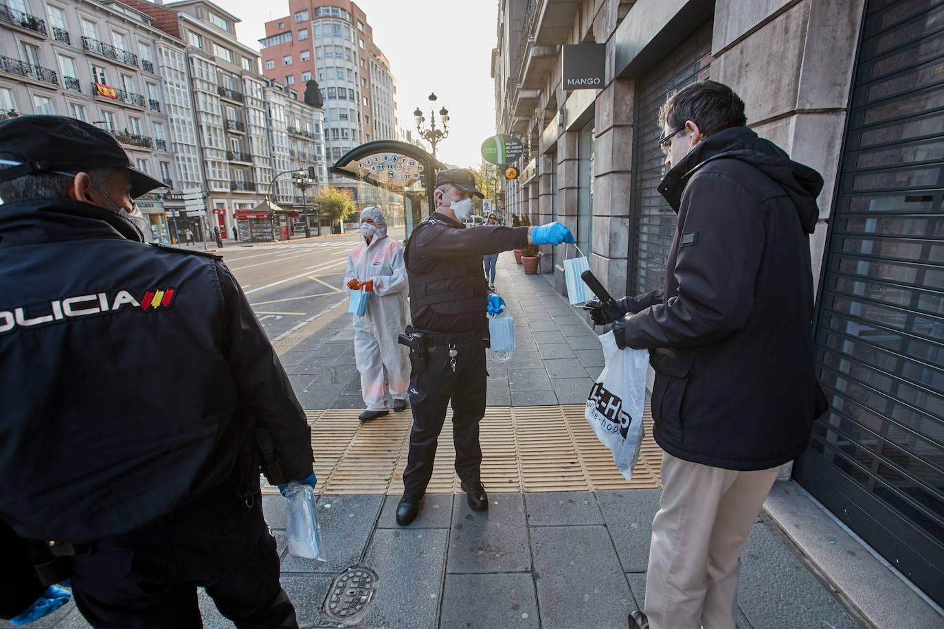 Fotos: Reparto de mascarillas en Cantabria para los usuarios del transporte público