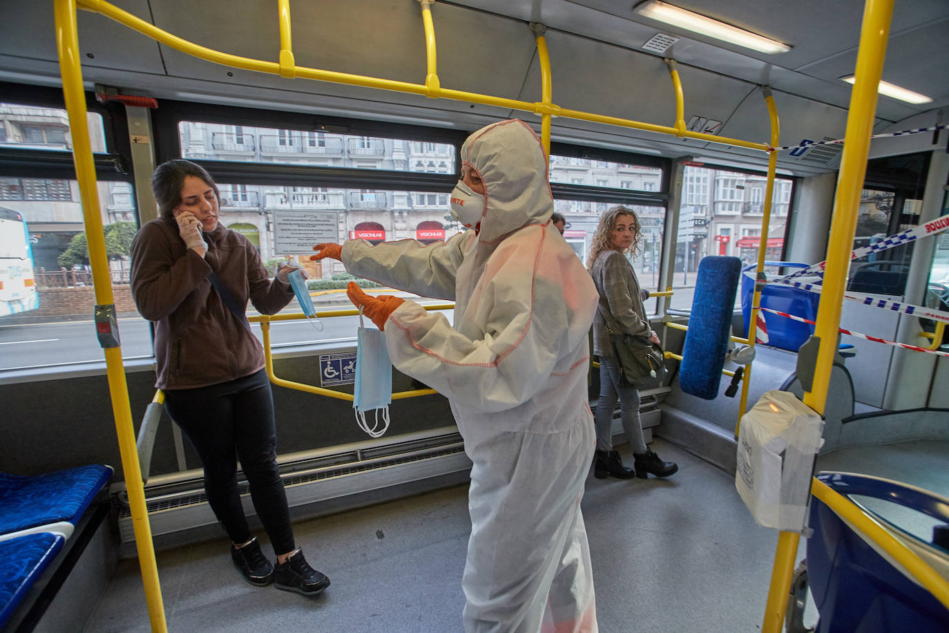 Fotos: Reparto de mascarillas en Cantabria para los usuarios del transporte público