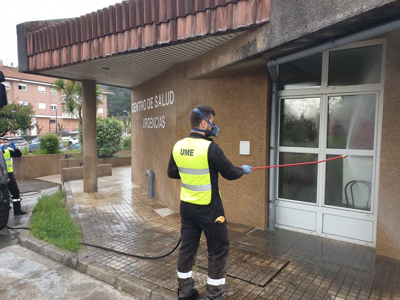 Imágenes de hoy las tareas de desinfección de los centros de salud por parte de los militares de la UME.