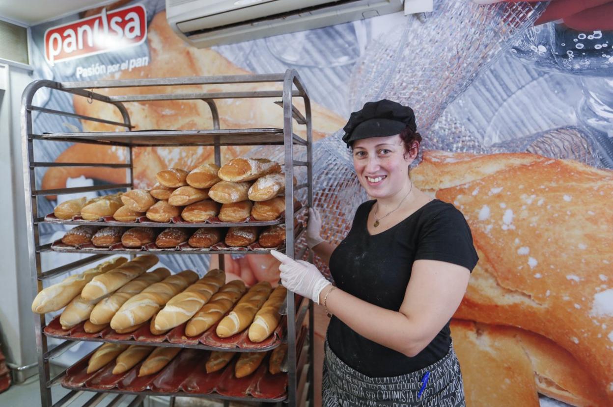 Lucía Bueno, una de las encargadas de la panadería El Trigal, de Panusa, en el interior del establecimiento. 