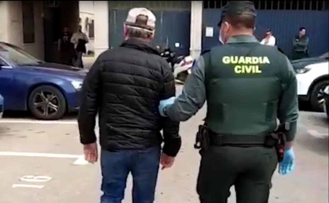 Un guardia civil lleva detenido al hombre que difundió que había ido a Torrevieja (Alicante) a contagiar el coronavirus.