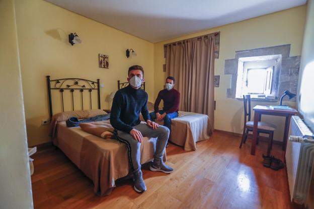 Los primeros albaneses en llegar al monasterio de Soto Iruz, ayer, instalados en su dormitorio. 