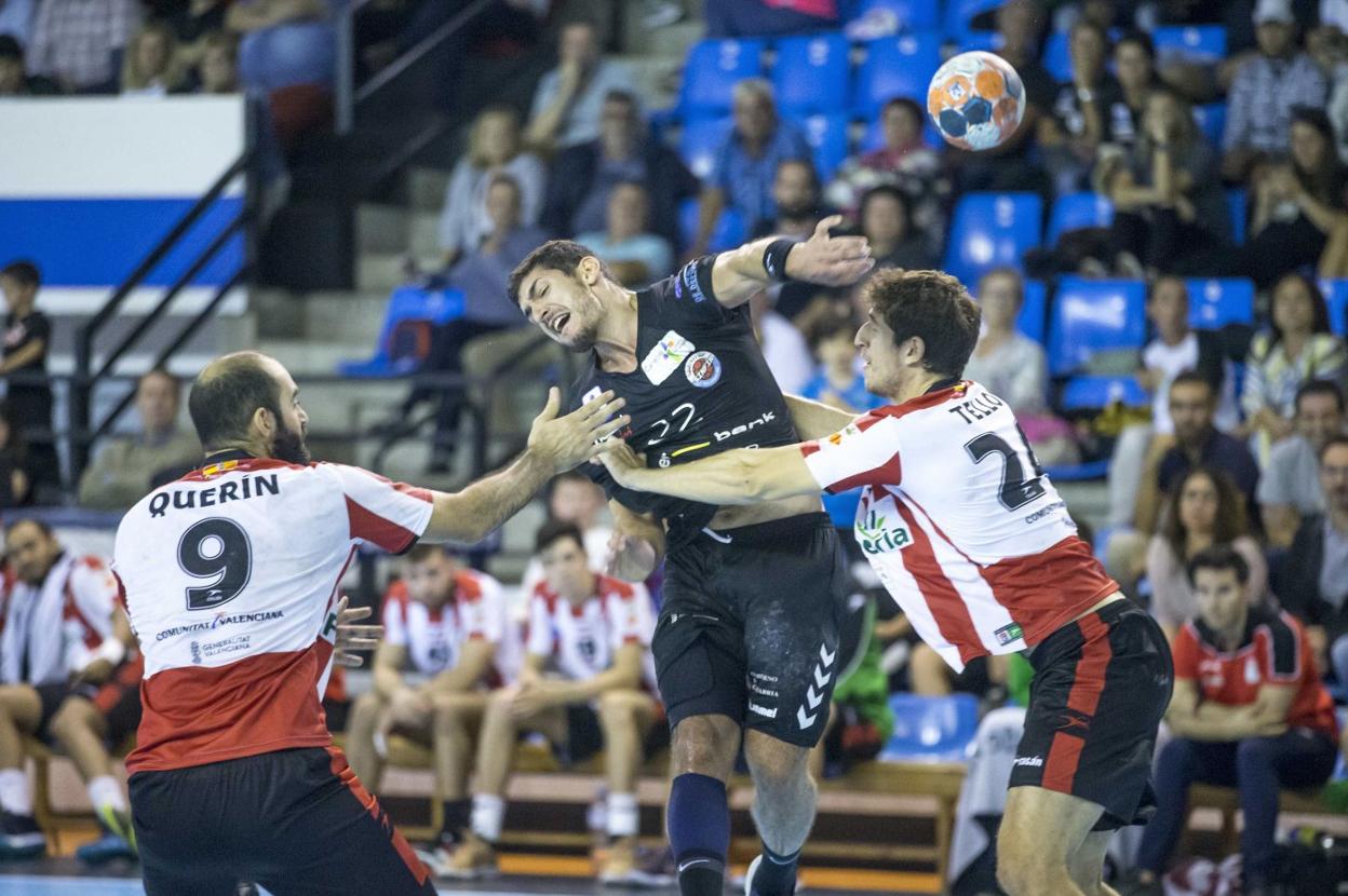 Nicolás Zungri, del LiberBank Cantabria Sinfín, en un lance del juego durante un partido ante el Puerto Sagunto, disputado en La Albericia. 