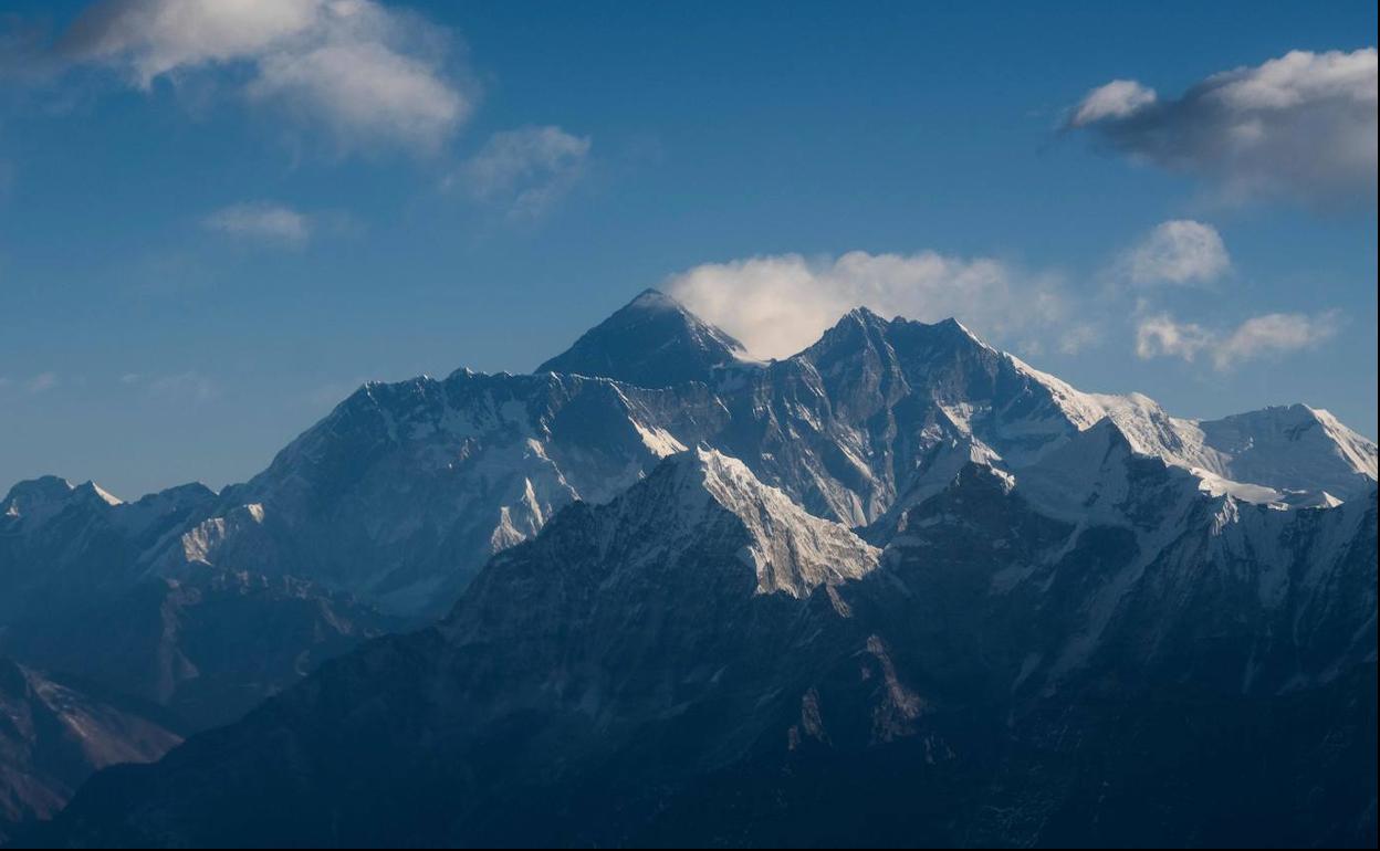 Imagen reciente del Everest, tomada desde decenas de kilómetros de distancia. 