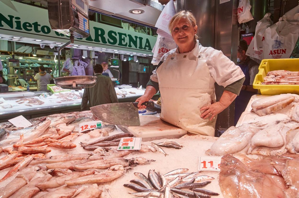 La pescadera Asun Puente, ayer, en el negocio que regente en el Mercado de la Esperanza , en Santander. 