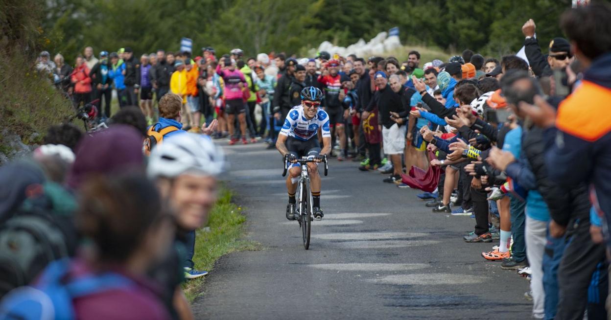 Ángel Madrazo en plena ascensión a Los Machucos durante la Vuelta a España del año pasado. 