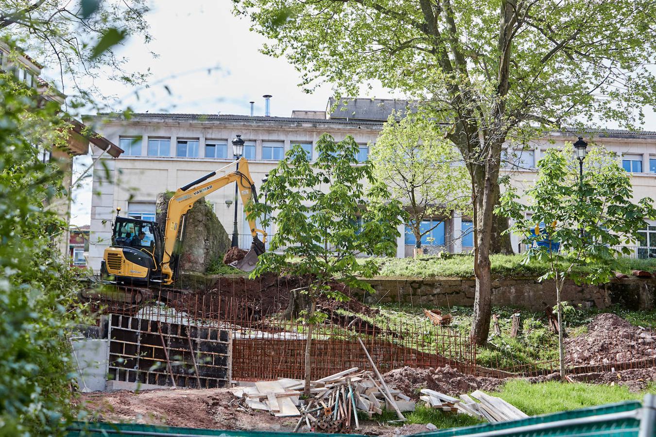 El desarrollo de los trabajos para la conexión peatonal entre Jesús de Monasterio y la calle Alta han obligado a talar varios árboles en el parque Juan José Ruano, situado encima del túnel del Pasaje de Peña, actuación que ha sido criticada por los vecinos.