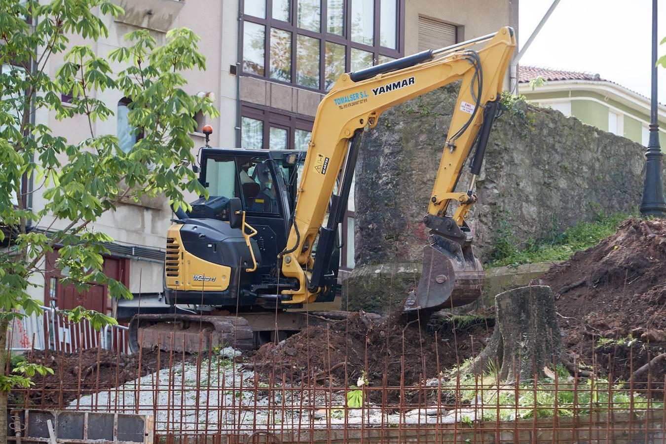 El desarrollo de los trabajos para la conexión peatonal entre Jesús de Monasterio y la calle Alta han obligado a talar varios árboles en el parque Juan José Ruano, situado encima del túnel del Pasaje de Peña, actuación que ha sido criticada por los vecinos.