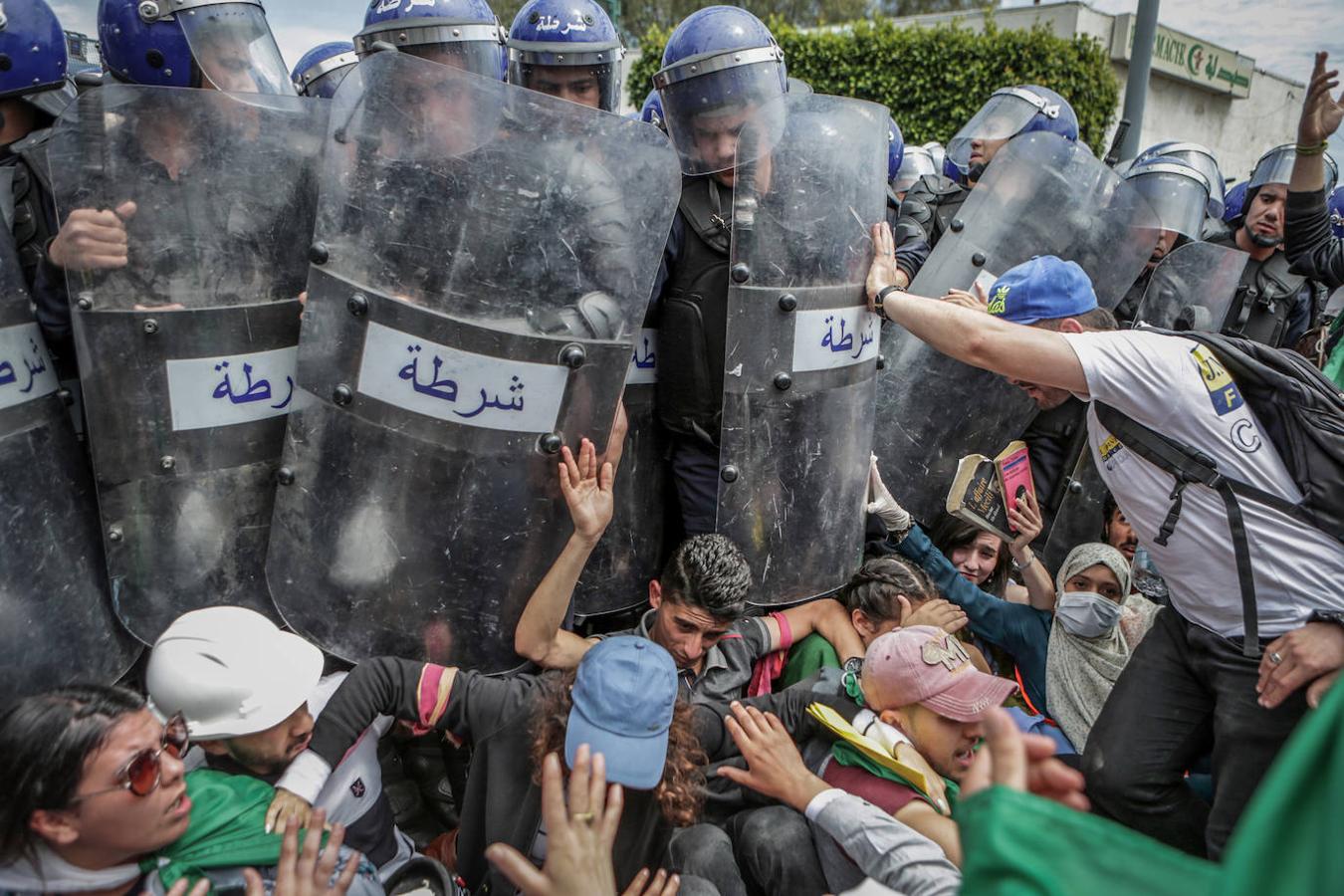 Esta imagen fue tomada por Farouk batiche, fotógrafo de la agencia DPA, durante una manifestación de estudiantes en Argelia. La foto ha ganado el primer premio en la categoría de 'Spot News'.