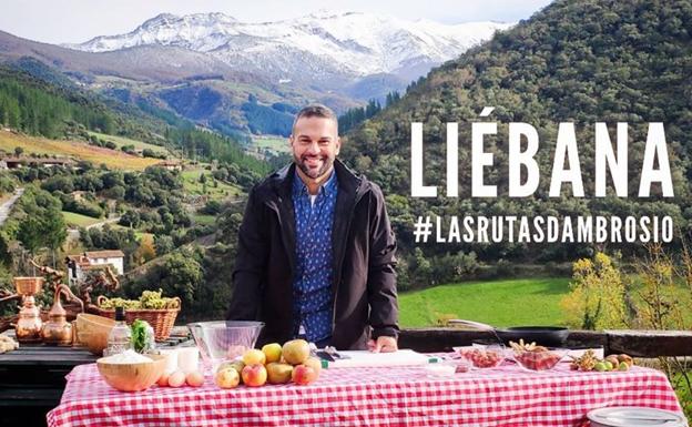 Gonzalo D'Ambrosio durante su visita a Liébana, rodeado de productos típicos.