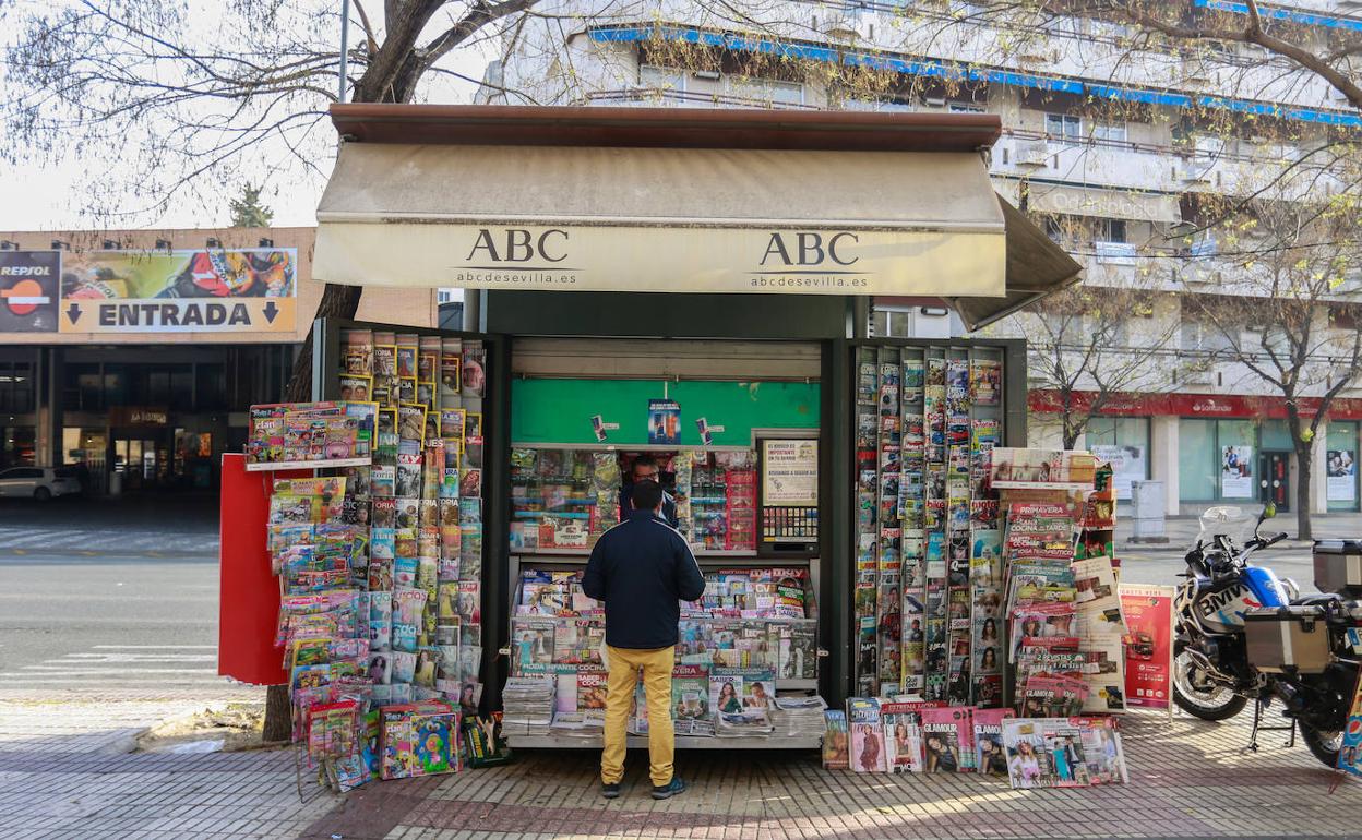 Un cliente acude a un quiosco de prensa en Sevilla.