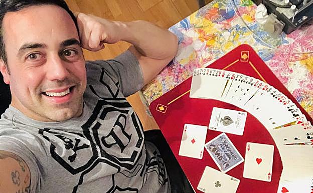 El mago Raúl Alegría sigue formándose y practicando en casa para diseñar nuevos espectáculos.