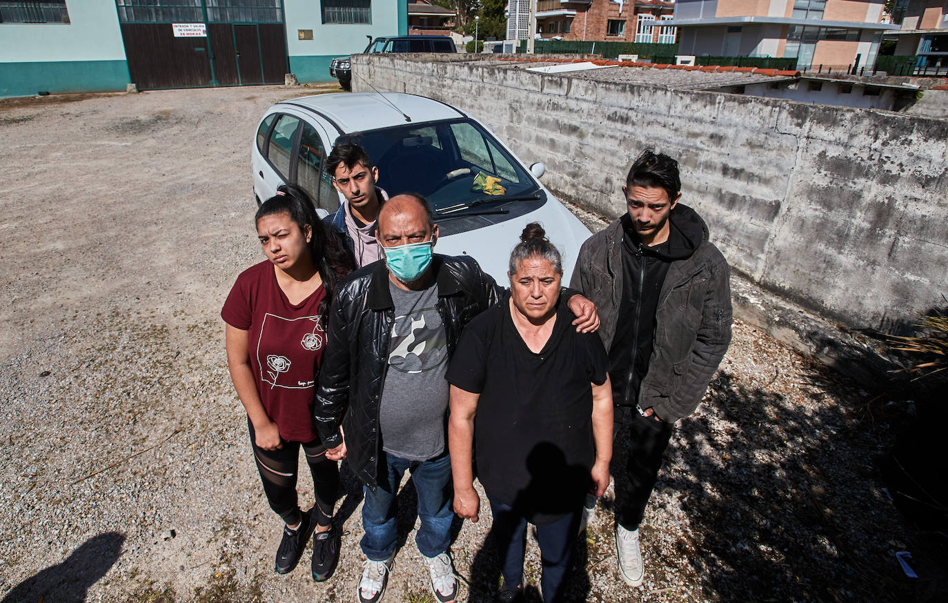 La familia, de seis miembros, perdió su casa tras un incendio y ahora se encuentran en la calle con un vehículo como único resguardo