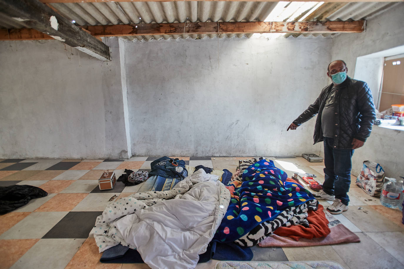 La familia, de seis miembros, perdió su casa tras un incendio y ahora se encuentran en la calle con un vehículo como único resguardo