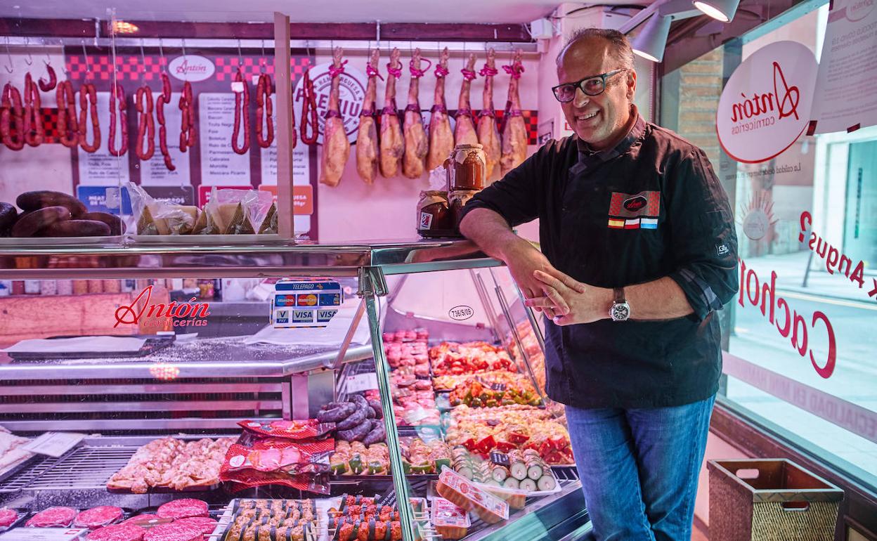 Antón López, junto al mostrador de su carnicería ubicada al lado del Mercado de la Esperanza, en Santander.