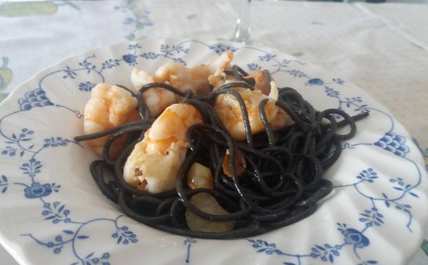 Espaguetis nero di seppia con langostinos. 