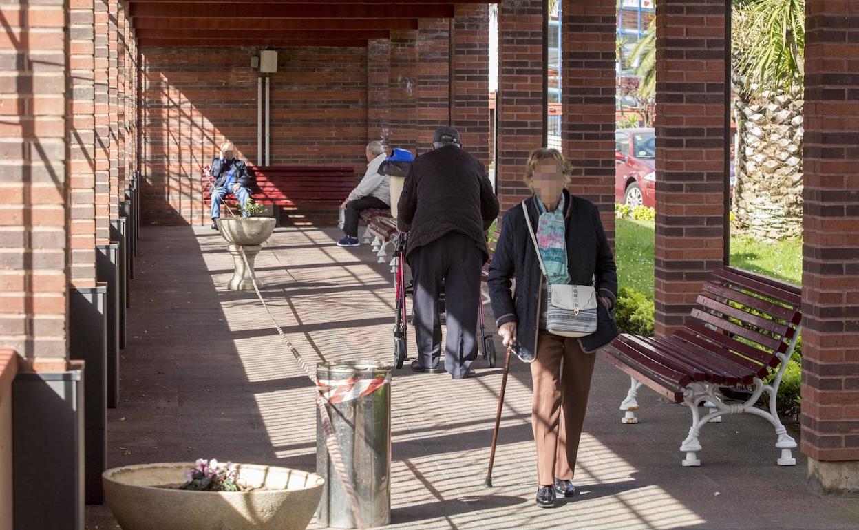 Cinco fallecidos más en Cantabria por Covid-19 y un total de 1.990 positivos