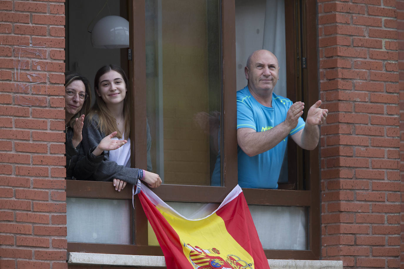 Los vecinos de esta calle de Santander salenan a los balcones cada sábado ataviados con máscaras y pelucas, y tras el aplauso siguen la juerga varias horas con música y bailes 