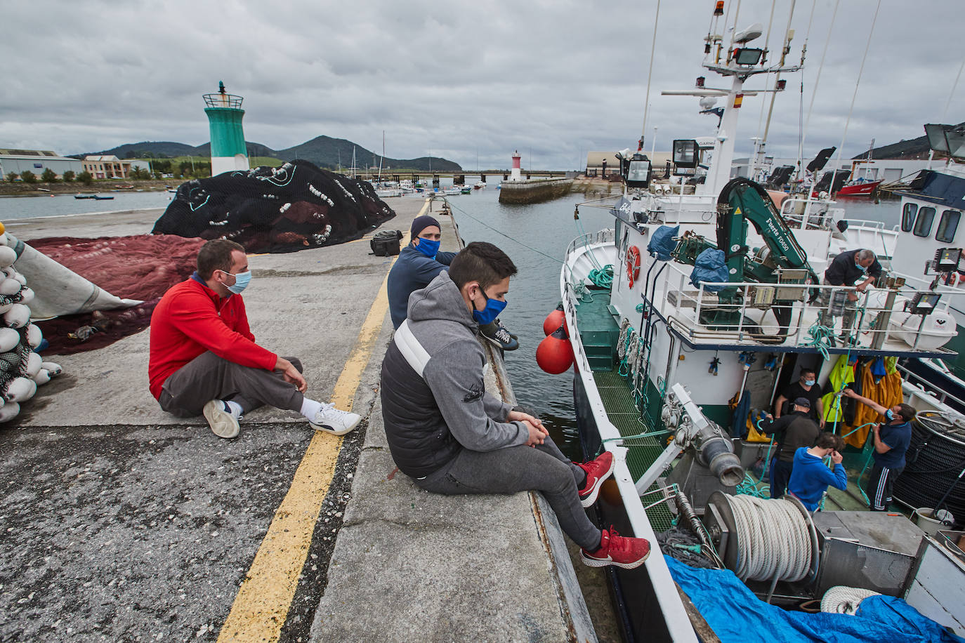 La flota pesquera de Cantabria vuelve este lunes a la mar para iniciar la costera. Los barcos de cerco se vieron obligados a amarrar en puerto hace tres semanas y retoman la actividad con fuertes medidas de seguridad. Ayer, domingo, prepararon todo el material para salir hoy temprano.