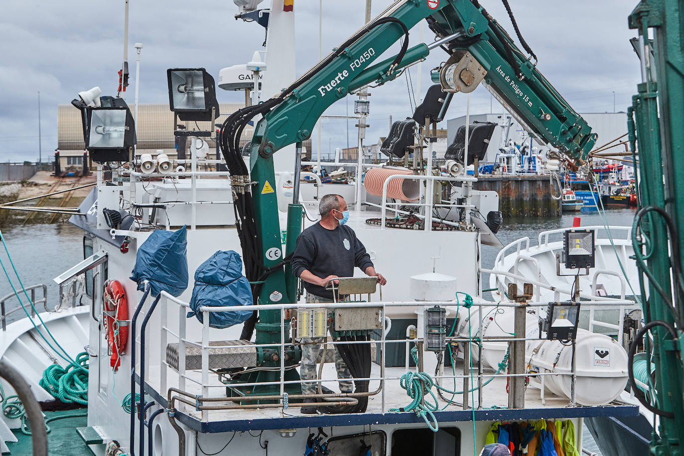 La flota pesquera de Cantabria vuelve este lunes a la mar para iniciar la costera. Los barcos de cerco se vieron obligados a amarrar en puerto hace tres semanas y retoman la actividad con fuertes medidas de seguridad. Ayer, domingo, prepararon todo el material para salir hoy temprano.