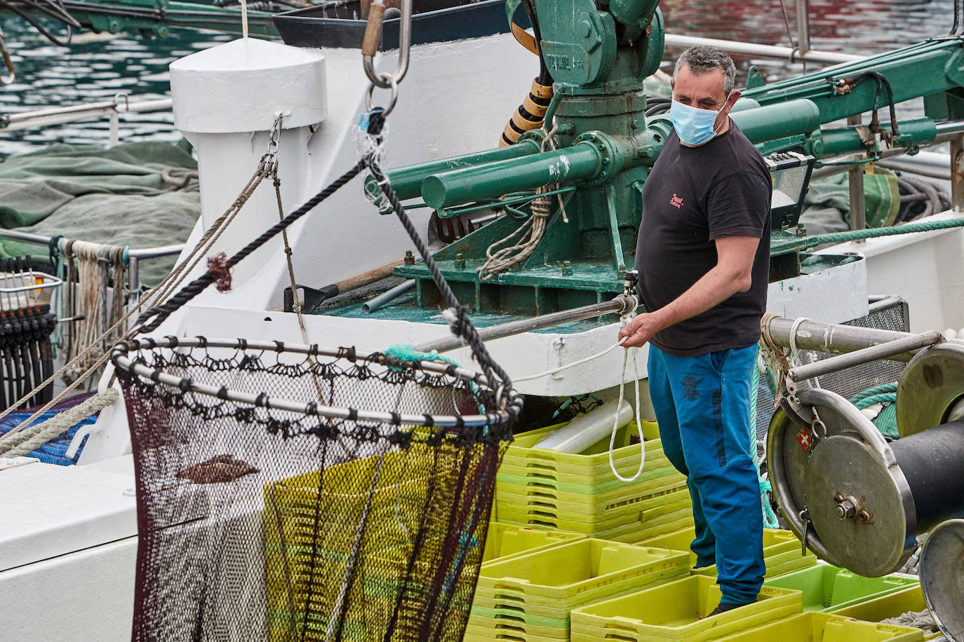 La flota pesquera de Cantabria vuelve este lunes a la mar para iniciar la costera. Los barcos de cerco se vieron obligados a amarrar en puerto hace tres semanas y retoman la actividad con fuertes medidas de seguridad. Ayer, domingo, prepararon todo el material para salir hoy temprano.