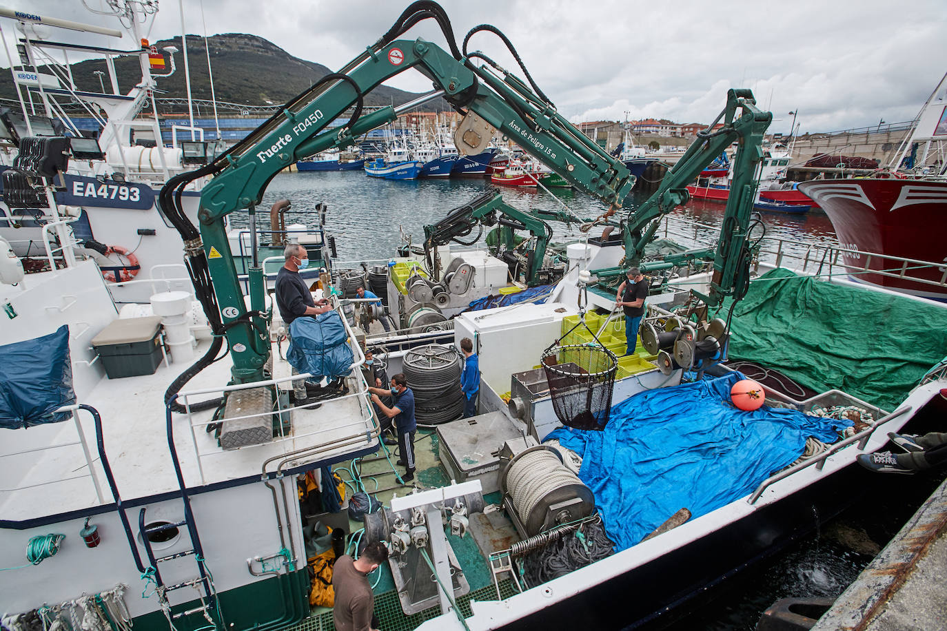 La flota pesquera de Cantabria vuelve este lunes a la mar para iniciar la costera. Los barcos de cerco se vieron obligados a amarrar en puerto hace tres semanas y retoman la actividad con fuertes medidas de seguridad. Ayer, domingo, prepararon todo el material para salir hoy temprano.