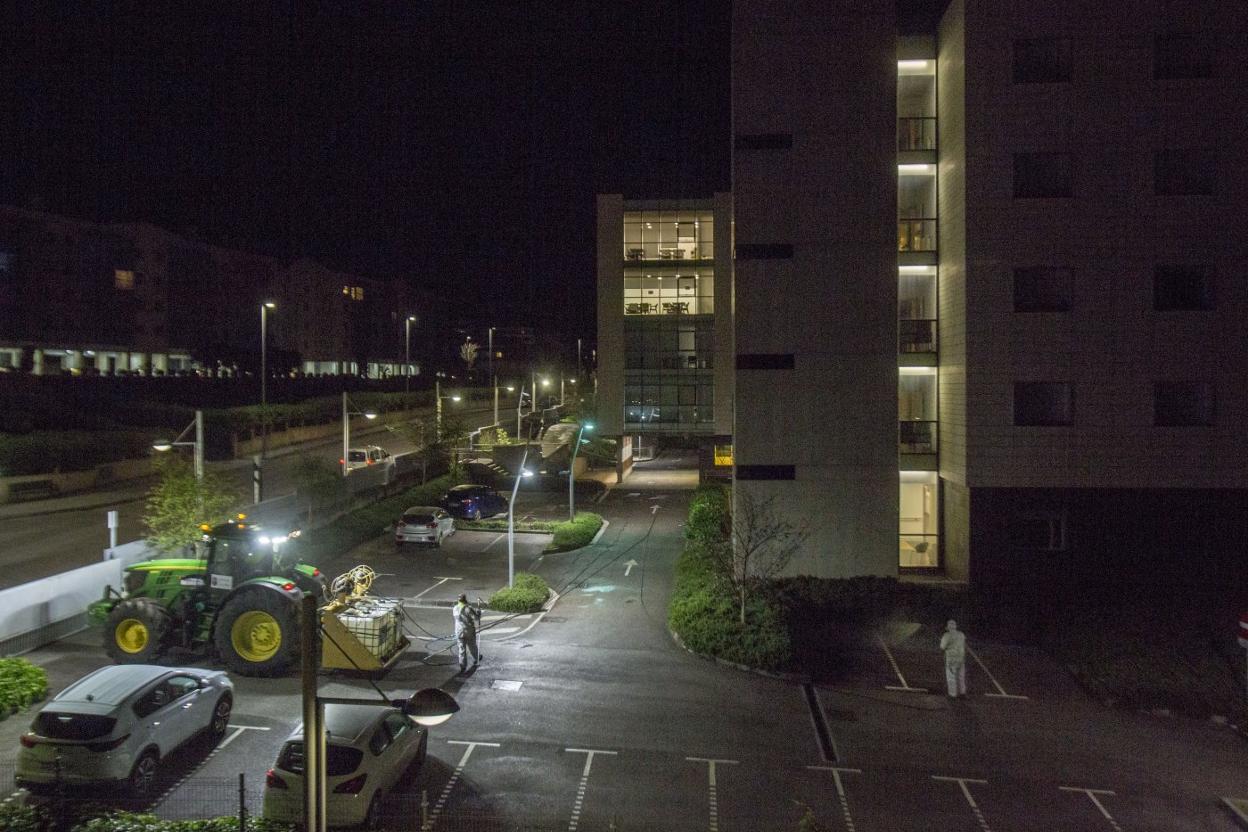 Varios operarios desinfectan el exterior de la residencia Virgen del Faro, en Santander. 