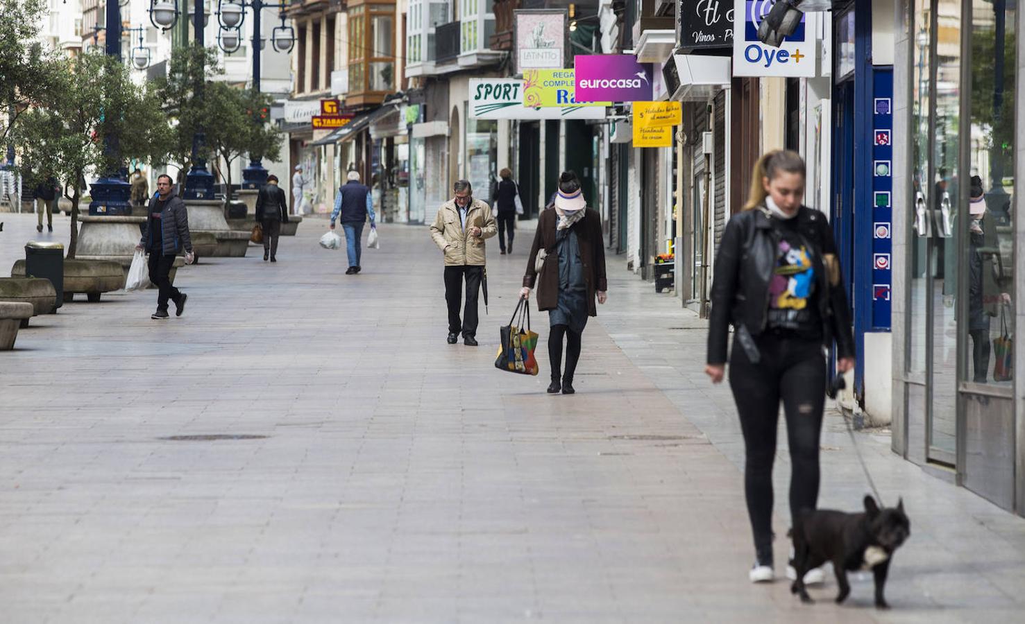 Un nuevo lunes en estado de alarma en un Santander con doble cara: actividad en las calles con supermercados, bancos y farmacias; quietud en paseos y avenidas.