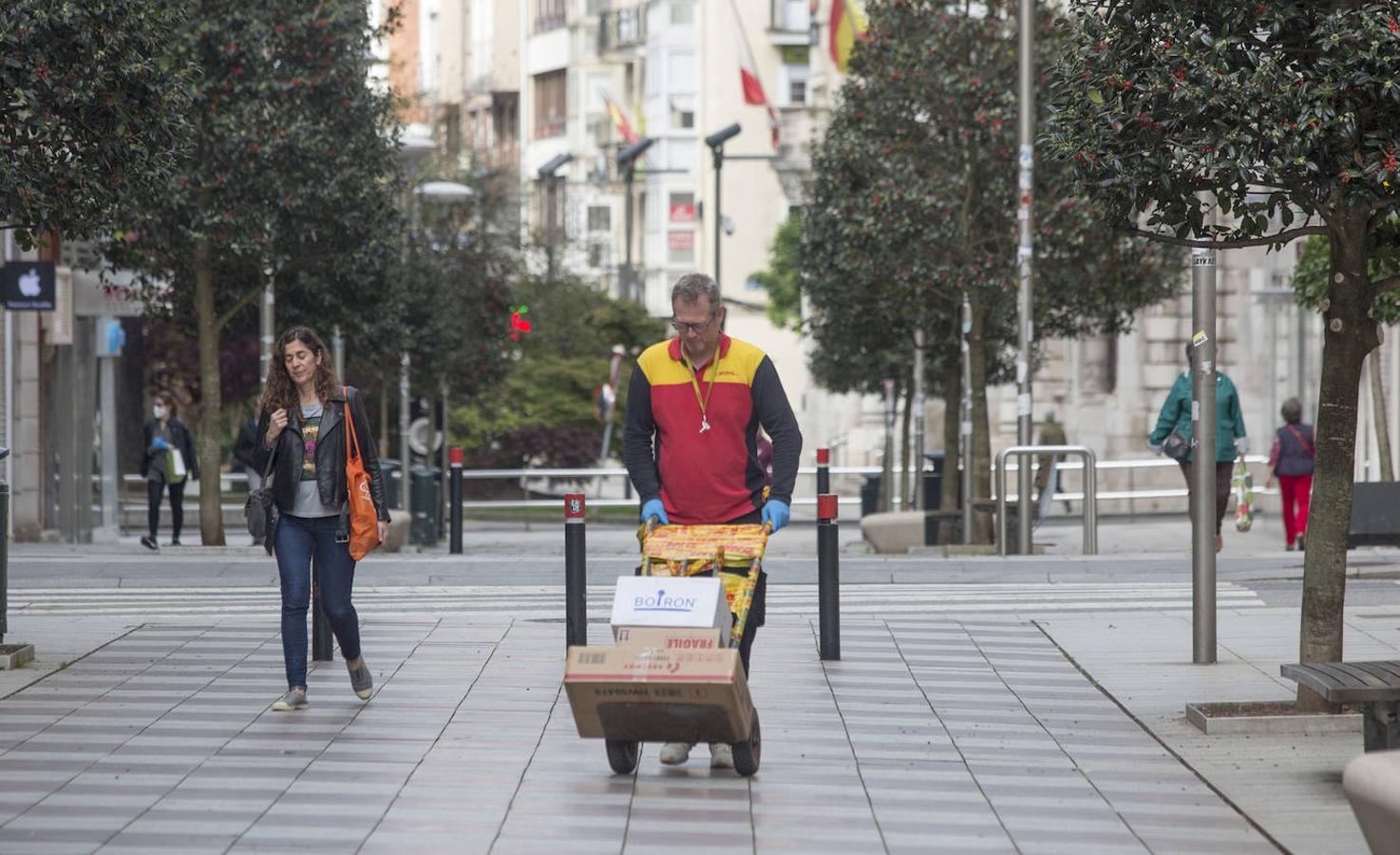 Un nuevo lunes en estado de alarma en un Santander con doble cara: actividad en las calles con supermercados, bancos y farmacias; quietud en paseos y avenidas.