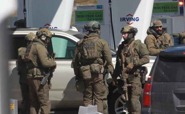 Agentes de policía, durante la persecución del tirador. 