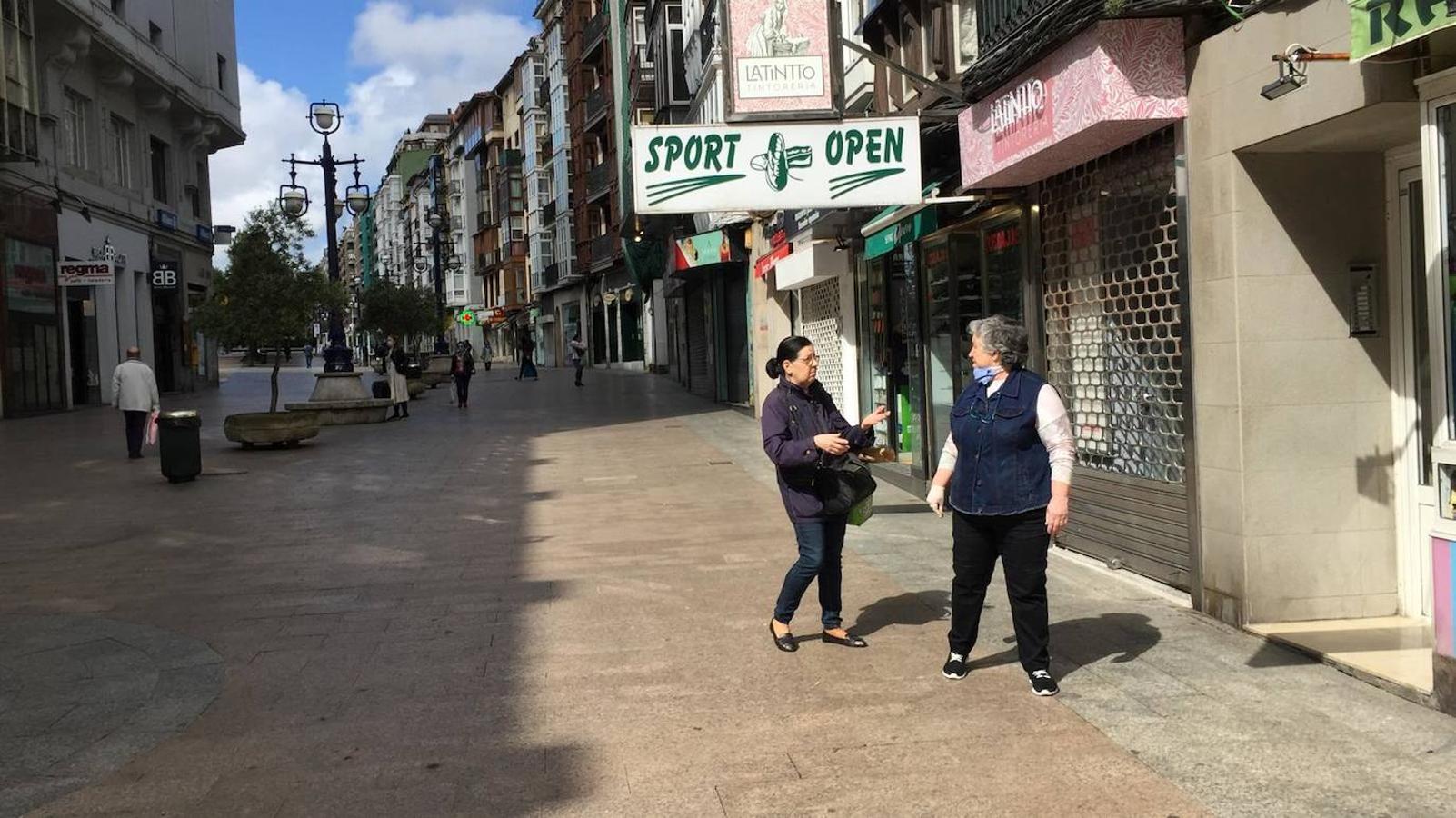 Un nuevo lunes en estado de alarma en un Santander con doble cara: actividad en las calles con supermercados, bancos y farmacias; quietud en paseos y avenidas.