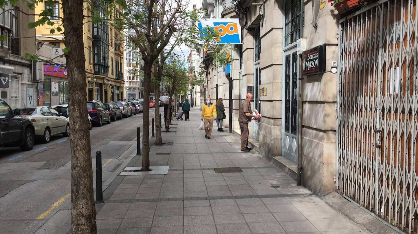 Un nuevo lunes en estado de alarma en un Santander con doble cara: actividad en las calles con supermercados, bancos y farmacias; quietud en paseos y avenidas.