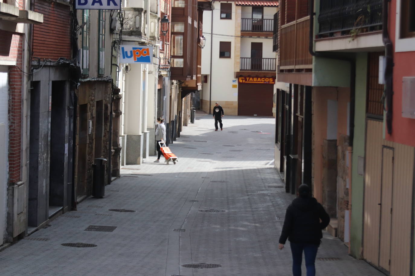 Con las recientes secuelas provocadas por una Semana Santa 'inexistente' que ha crucificado al sector servicios, los hosteleros y comerciantes de la comarca del Asón y, en concreto, de Laredo -un municipio costero de 11.000 habitantes que recibe cada verano a miles de turistas-, dibujan un panorama desolador.